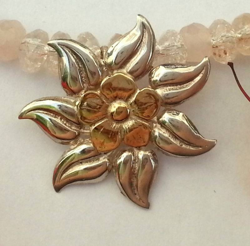 Goldenes Gänseblümchen Mit 7 Silbernen Blättern An Einer Rosafarbenen Kette Aus Rose Qhartz Und Hellem Topaz Quarz von HedvaElanyJewelry