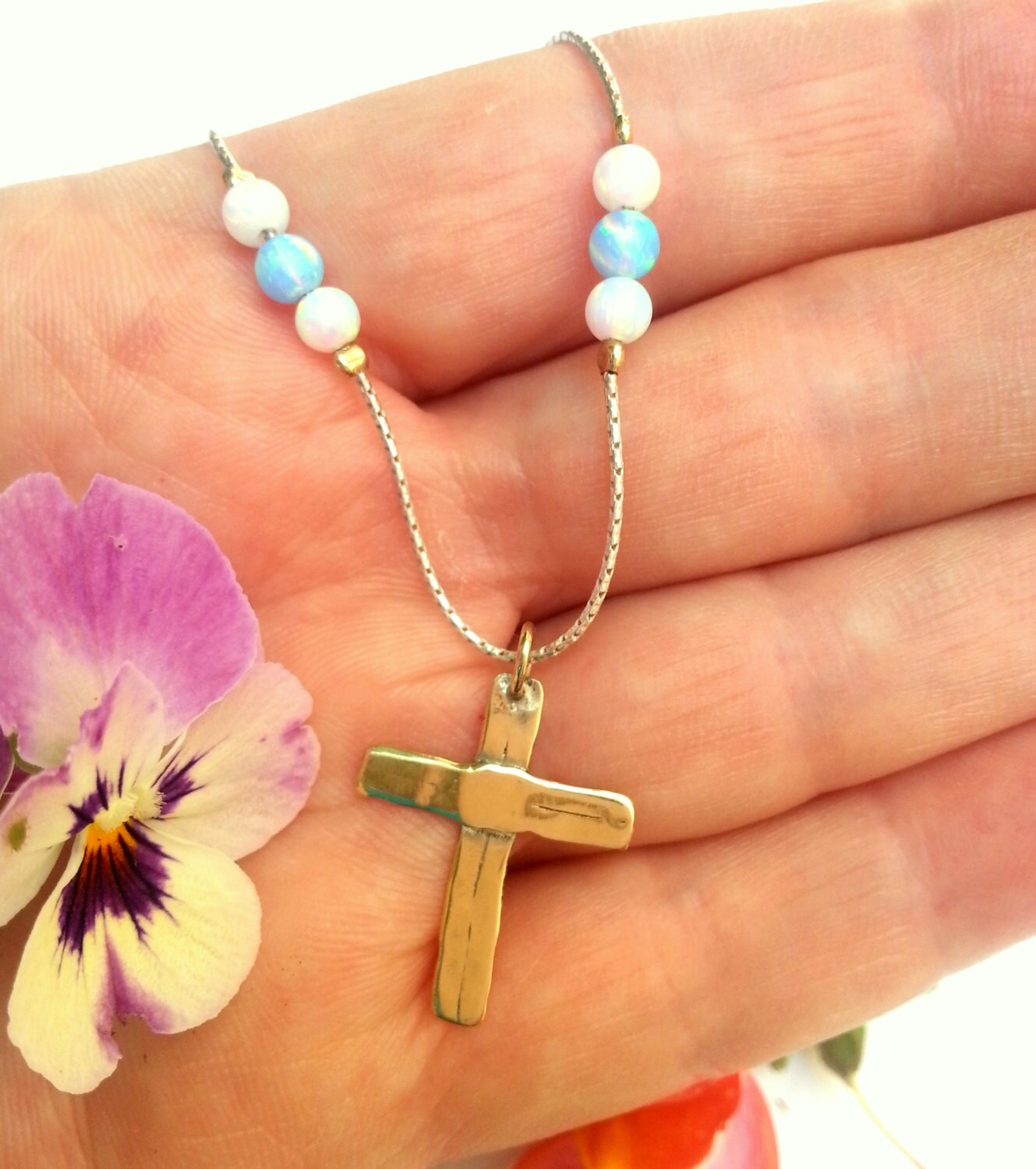 Goldkreuz An Einer Silberkette Mit Blauen Und Weißen Opalperlen von HedvaElanyJewelry