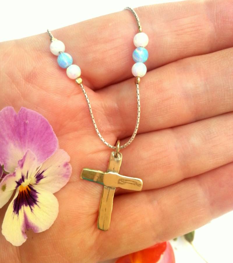 Goldkreuz An Einer Silberkette Mit Blauen Und Weißen Opalperlen von HedvaElanyJewelry