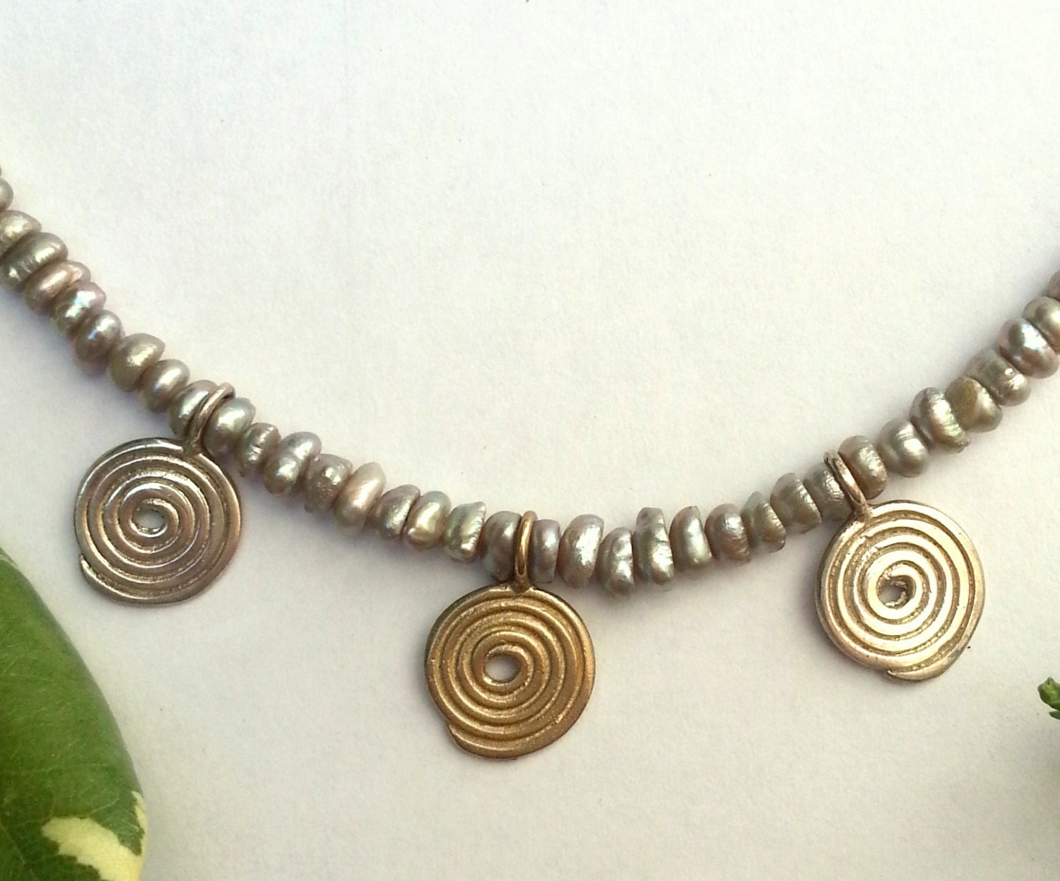 Graue Perlenkette, 3 Spiralen, Zartes Collier von HedvaElanyJewelry