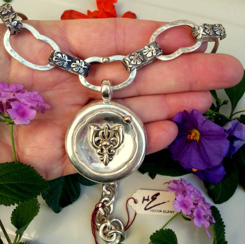 Großer Silberner Anhänger Mit Einer Goldenen Königlichen Lilie Großen Silbernen Gliederkette Versandkostenfrei von HedvaElanyJewelry