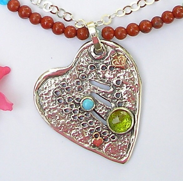 Großes Strukturiertes Herz, Sterling Silber, Gold, Jaspis, Peridot, Türkis, Herz-Halskette, Handgemacht von HedvaElanyJewelry