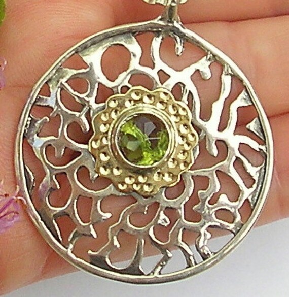 Grünstein Silberkette Gehämmert Goldblume, Handgemachte Runde Anhänger Made in Israel von HedvaElanyJewelry