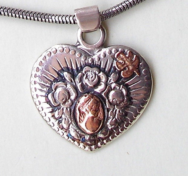 Halskette Mit Herz, Cameo, Rosen Graviert Und Verziert Silbernen Einem Rosegoldenen Cameo von HedvaElanyJewelry