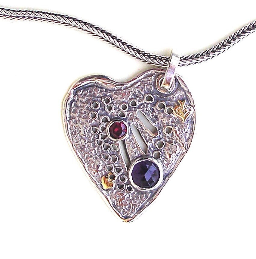 Herz Halskette Geschmückt Mit 2 Winzigen Goldherzen, Granat Und Amethyst Besetzt, Handgefertigt Graviert von HedvaElanyJewelry