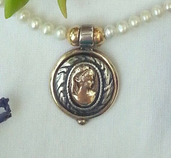 Kamee Perlen Halskette, Gold Und Silber Mit Weißen Plus Baumelnde Ohrringe von HedvaElanyJewelry