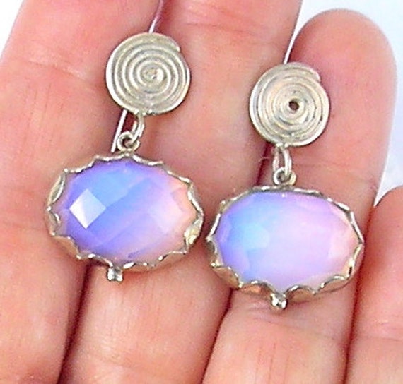 Opalith Silberohrringe Mit Der Blauem Feuer Besetzt Ist von HedvaElanyJewelry