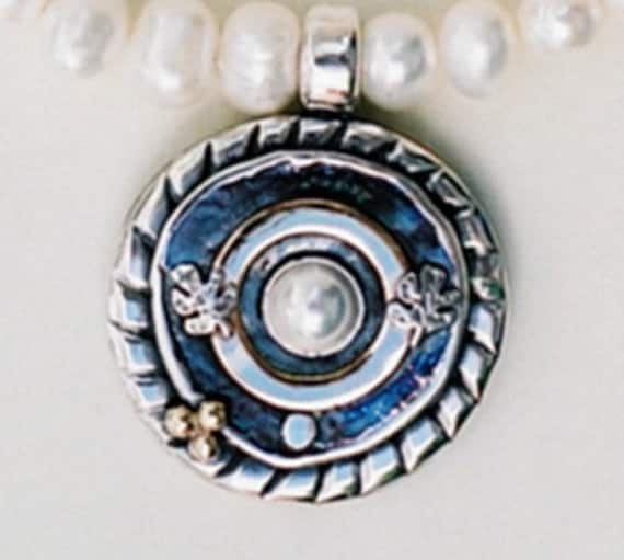 Perlen Halskette, Runde Silber Und Gold Anhänger Mit Einer Perle Gesetzt, Weiße Halskette von HedvaElanyJewelry