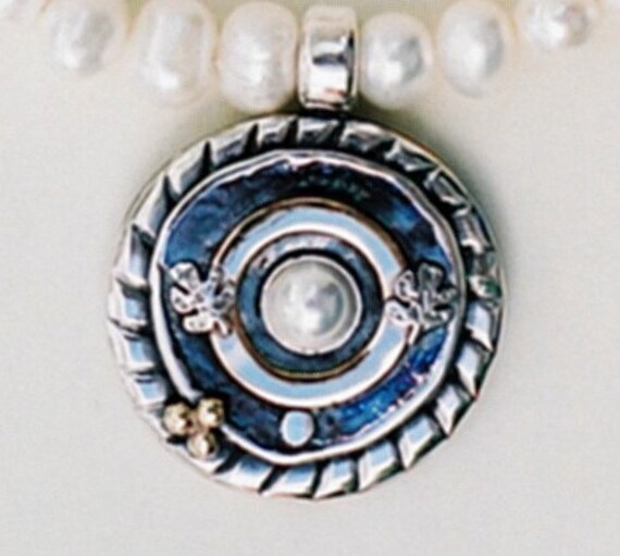 Perlen Halskette, Runde Silber Und Gold Anhänger Mit Einer Perle Gesetzt, Weiße Halskette von HedvaElanyJewelry