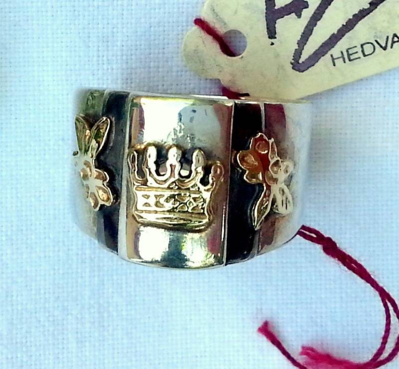 Queen's Crown Ring, Silber - Und Goldring, Verziert Mit Einer Goldenen Krone Blumen Queen's Crown Ring, Silber - Und Goldring, Verziert Mit Einer Goldenen Krone Blumen von HedvaElanyJewelry