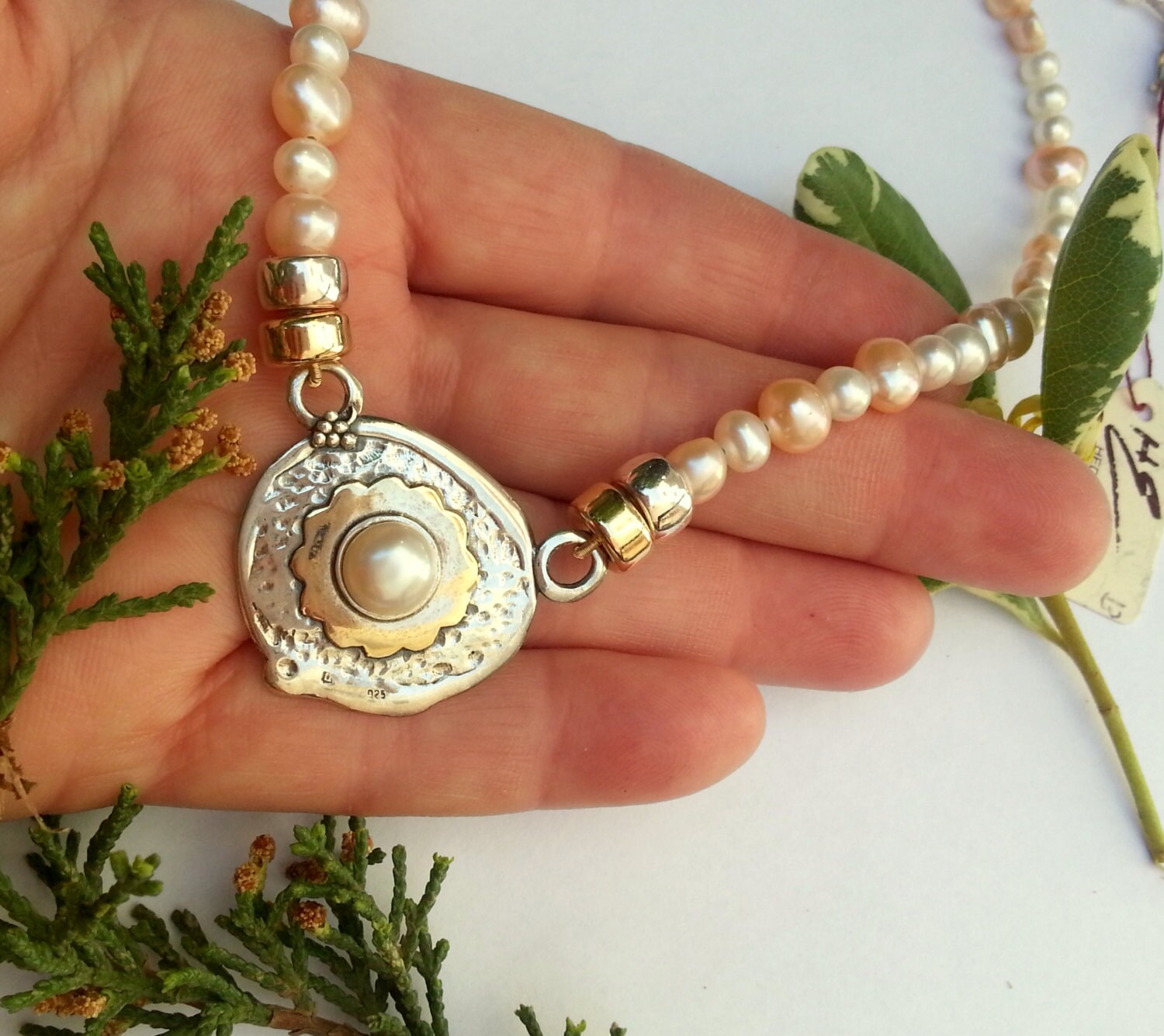 Rosa Perlenkette, Silberner Anhänger Mit Einer Goldblume Und Perle von HedvaElanyJewelry