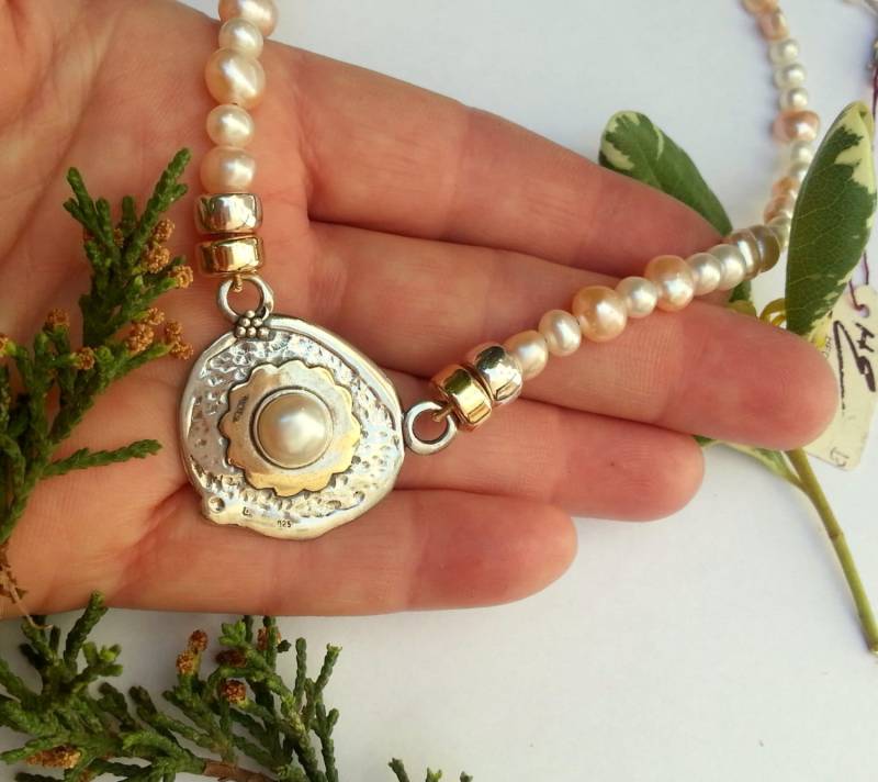 Rosa Perlenkette, Silberner Anhänger Mit Einer Goldblume Und Perle von HedvaElanyJewelry