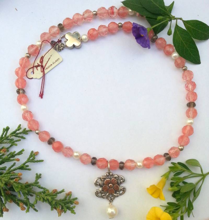 Rosegoldene Gänseblümchen Auf Einem Silberfarbenen Anhänger Mit Frühlingshaften - Sommerlichen Farben von HedvaElanyJewelry