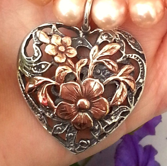 Rosengold-Blumenstrauß Und Silberfarbener Herz-Anhänger Mit Großen Süsswasserperlen von HedvaElanyJewelry