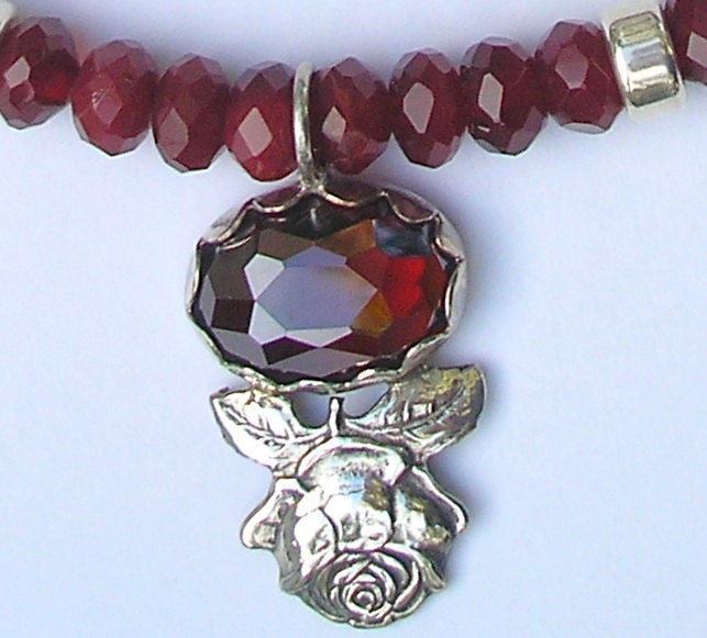 Rote Rose Halskette Aus 925 Silber Mit Einem Großen Roten Stein Besetzt. Handmade Schmuck von HedvaElanyJewelry