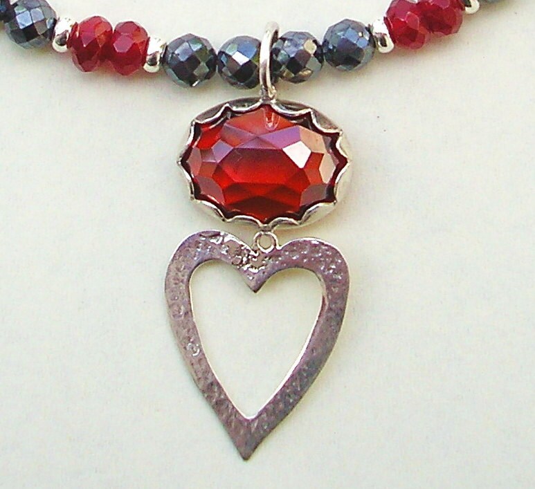 Roter Stein Herz Halskette Mit Einem Großen Roten Hämatit, Achat Und Silber Perlen Besetzt von HedvaElanyJewelry