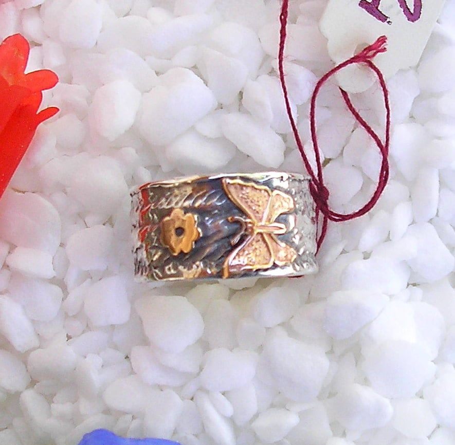 Schmetterlingsring Freundschaftsring, Bandring, Ehering, Verlobungsring, Sterling Silber, Mit Einem Goldenen Schmetterling Und Einer Blume Verziert von HedvaElanyJewelry