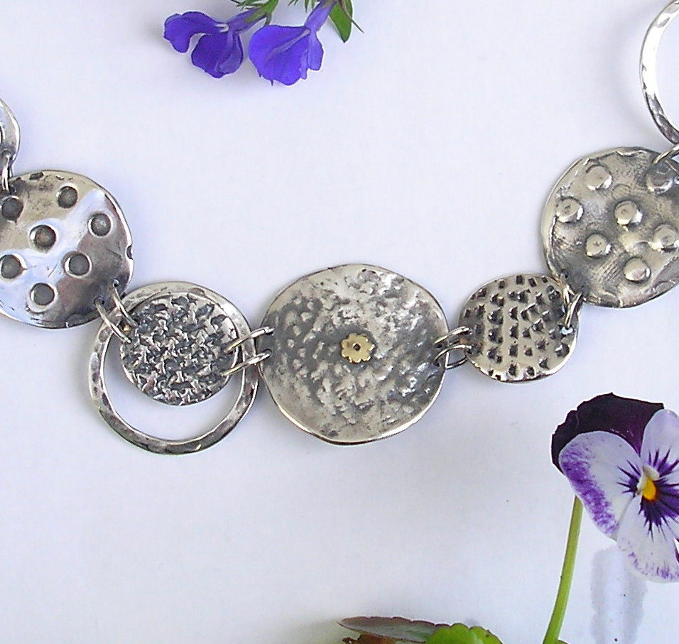 Silber Antik-Look Geprägte Münzen Armband Verziert Mit Einer Goldenen Blume von HedvaElanyJewelry