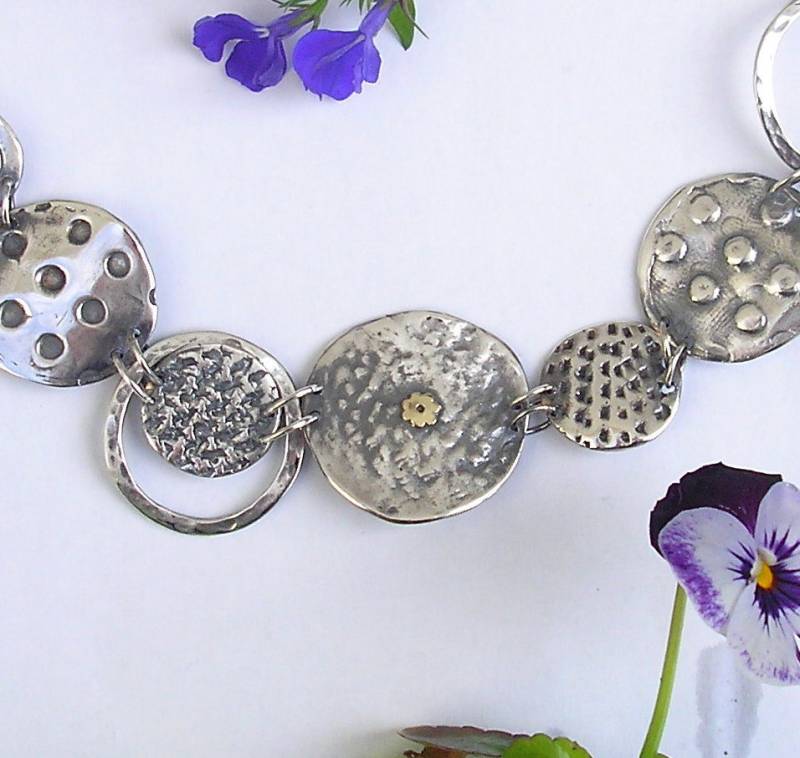 Silber Antik-Look Geprägte Münzen Armband Verziert Mit Einer Goldenen Blume Silber Antik-Look Geprägte Münzen Armband Verziert Mit Einer Goldenen Blume von HedvaElanyJewelry