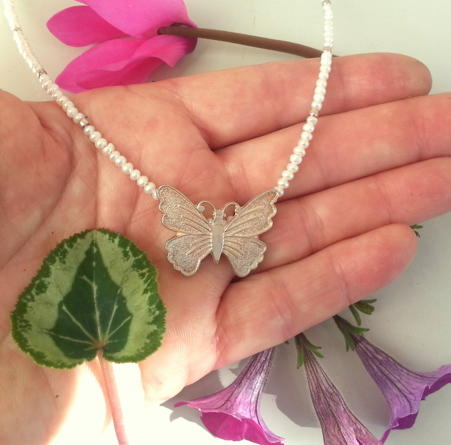 Silber Schmetterling Mit Winzigen Zarten Weißen Perlen Und Silbernen Perlen, Halskette von HedvaElanyJewelry