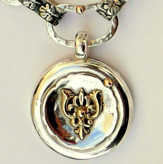 Silber Und Gold Halskette Mit Goldener Royal Lilie Kleinen Feigenblättern Geschmückt von HedvaElanyJewelry