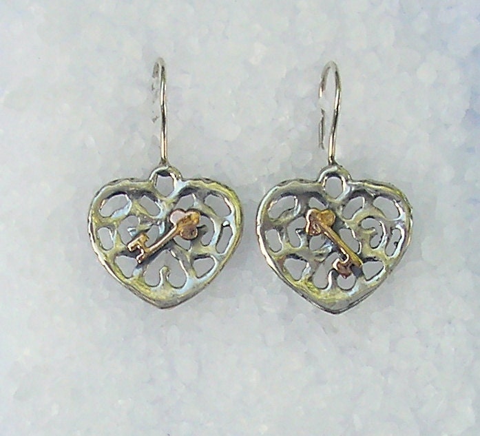 Silberne Herzohrringe Verziert Mit Einem Goldenen Schlüssel Ein Zu Ihrem Herzen von HedvaElanyJewelry