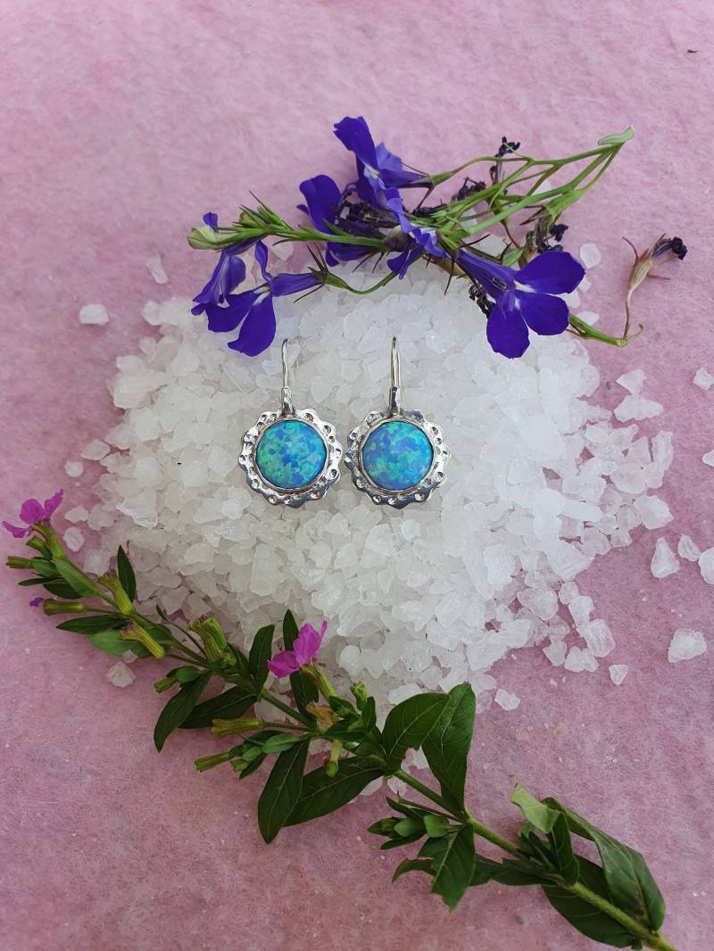 Silberohrringe Mit Blauem Opal Besetzt von HedvaElanyJewelry