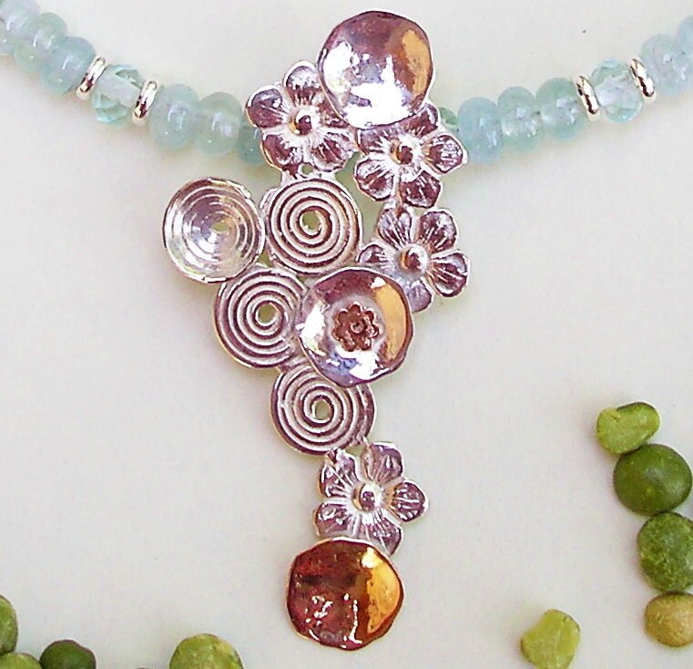 Spiralen Kreuz Blumen Aqua Marine Silber Und Gold Halskette, Blumen. Spiralen, Perlenkette von HedvaElanyJewelry