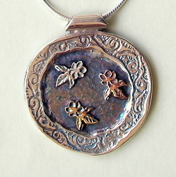 Tanzende Blumen, Frühlingsblumen in Silber, Gelbgold Und Roségold, An Einem Runden Sterling Silber Münzanhänger von HedvaElanyJewelry