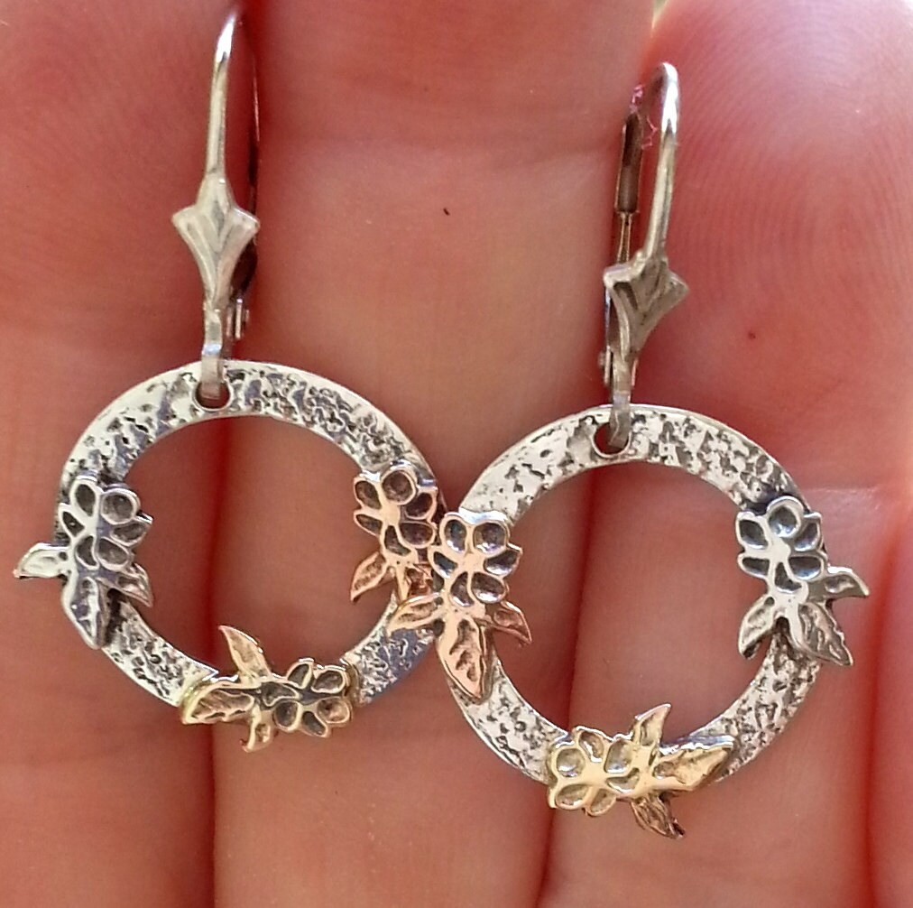 Tanzende Blumen Ohrringe, Runde Aus Silber Und Gold von HedvaElanyJewelry