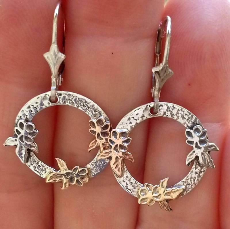 Tanzende Blumen Ohrringe, Runde Aus Silber Und Gold Tanzende Blumen Ohrringe, Runde Aus Silber Und Gold von HedvaElanyJewelry