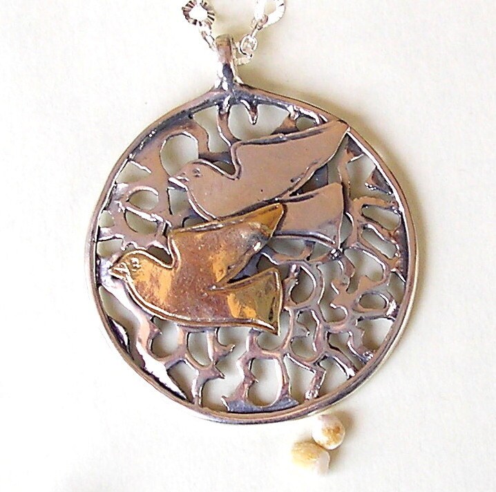 Tauben Aus Gold Und Sterling Silber Auf Einem Runden Hintergrund in Spitzenoptik Anhänger Mit Einer Kette von HedvaElanyJewelry