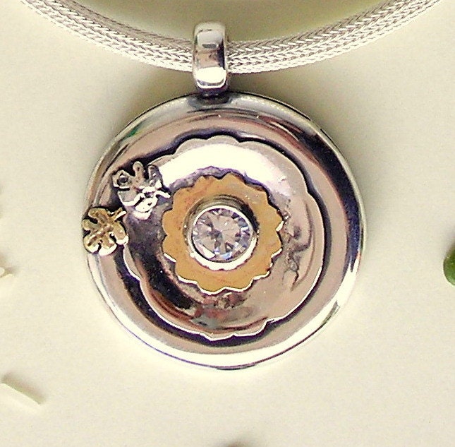 Weiße Leuchtende Runde Silberkette Mit Weißem Stein Besetzt Einer Goldenen Blume Und Einem Feigenblatt Verziert von HedvaElanyJewelry