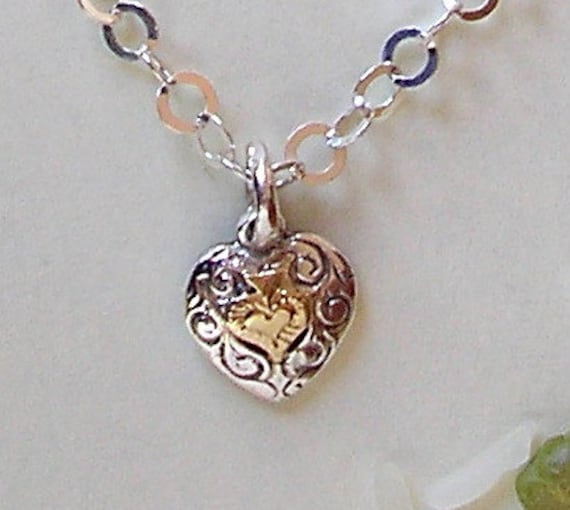 Winziges Herz Mit Einer Wellenform Graviert Und Verziert Einem Winzigen Goldenen Zarten Silbernen Kette von HedvaElanyJewelry