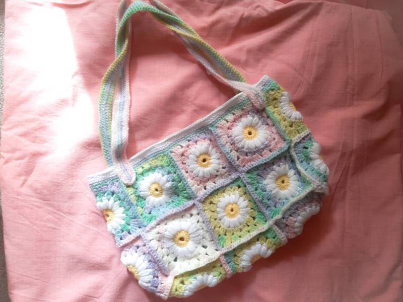 Daisy Bunte Schultertasche, Weiche Gänselfe Feenkern Umhängetasche, Fairycore Kleidung, Funky Kleidung von Heeraeth