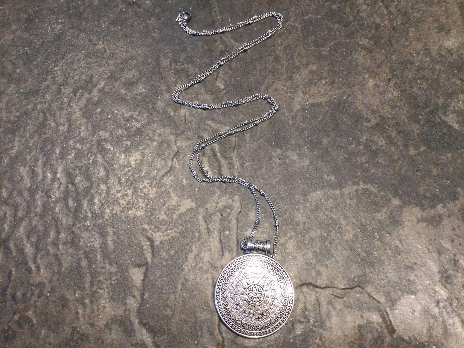 Abstand Extra Lange Silber Medaillon Kreis Halskette Mit Edelstahl Satelliten-Kette Abstand Extra Lange Silber Medaillon Kreis Halskette Mit Edelstahl Satelliten-Kette von HeidiDiCesareDesigns