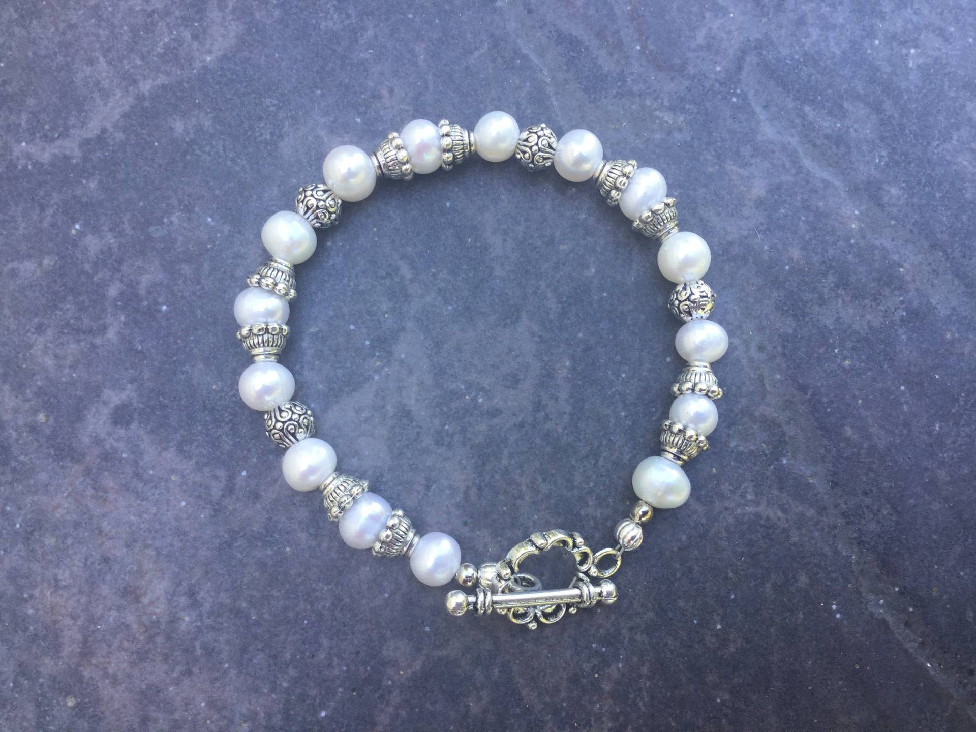 Perlen Armband Mit Bali Silber Perlen Und Toggle Armband Hochzeit Schmuck Geschenk Brautjungfer Perlen Armband Mit Bali Silber Perlen Und Toggle Armband Hochzeit Schmuck Geschenk Brautjungfer von HeidiDiCesareDesigns