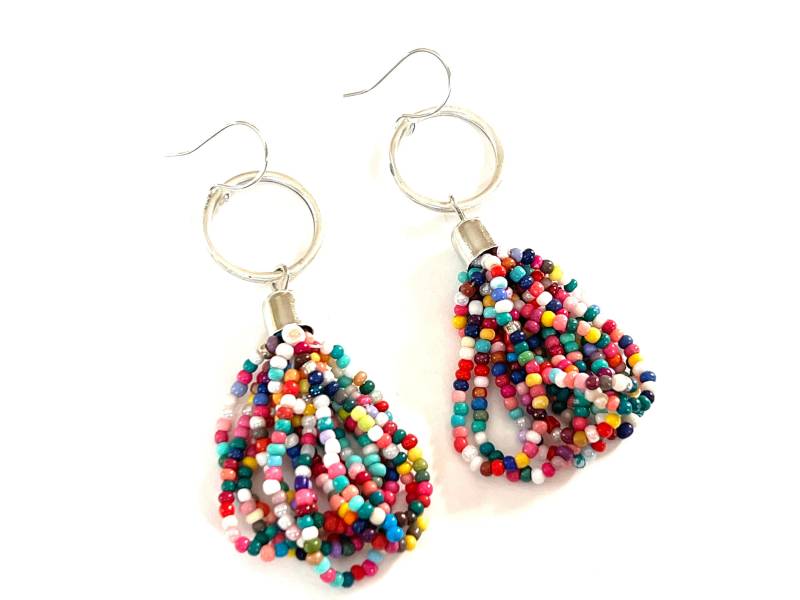Boho Ohrringe Baumeln Rocailles Silber Bunte Perle Statement Ohrring Tropfen-Draht Haken Multi Color Metallcharme Statement-Schmuck von HeidiKindFinds