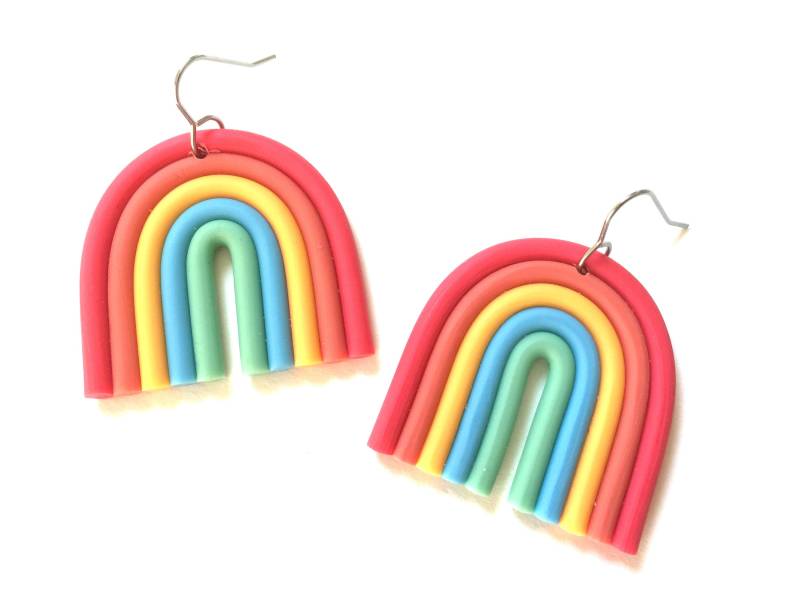 Große Regenbogen Ohrringe Baumeln Silber Bunt Fimo Modelliermasse Statement Tropfen Draht Haken Moderne Lgbtq Multi Color Metall Charme Schmuck von HeidiKindFinds