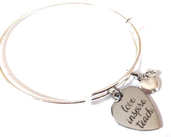 Lehrer Armreif Armband, Liebe Inspirieren Teach Charm, Apple Geschenk von HeidiKindFinds