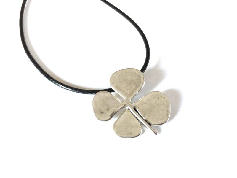 Silberfarbene Kleeblatt-Halskette Mit Kleeblattanhänger von HeidiKindFinds