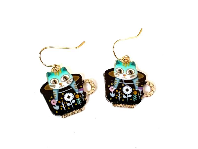 Tiger Katze Baumeln Ohrringe Emaille Gold Teetasse Kitty Katzen Tropfen-Draht Haken Leichtgewichtler Mischmetall Funky Charme Spaß Wunderliche Kunst von HeidiKindFinds