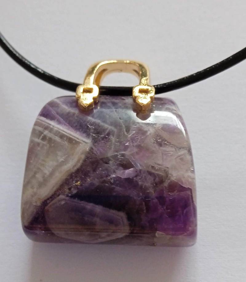 Schicker Edelstein Anhänger Amethyst Handtasche Mit Messing Henkel Nr.5 von HeikesPerlenshop