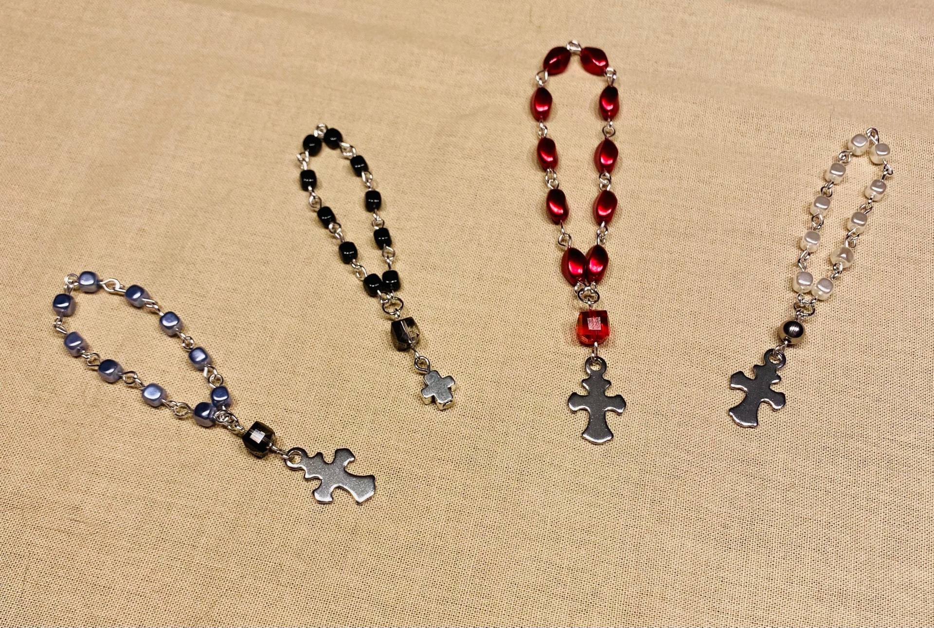 10Er Rosenkranz Aus Renaissance Glasperlen Würfel Von Rayher Mit Edelstahlkreuz. Für Die Hand Oder Tasche 10Er Rosenkranz Aus Renaissance Glasperlen Würfel Von Rayher Mit Edelstahlkreuz. Für Die Hand Oder Tasche von HeiligerBimBamShop