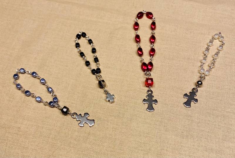 10Er Rosenkranz Aus Renaissance Glasperlen Würfel Von Rayher Mit Edelstahlkreuz. Für Die Hand Oder Tasche von HeiligerBimBamShop