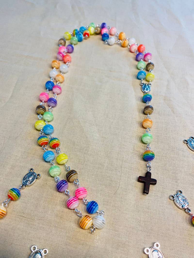 Rosenkränze Regenbogen Transparent Aus Kunstharzperlen Mit Magnesit Kreuz in Verschiedenen Farben/Edelstahlkreuz Auch Möglich Rosenkränze Regenbogen Transparent Aus Kunstharzperlen Mit Magnesit Kreuz in Verschiedenen Farben/Edelstahlkreuz Auch Möglich von HeiligerBimBamShop