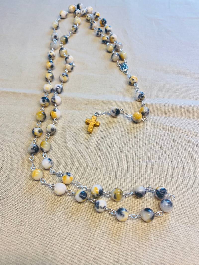 Rosenkranz Aus Jade | Gefärbt Halbedelstein/Edelstein in Ca. 56cm Länge Mit Magnesitkreuz Rosenkranz Aus Jade | Gefärbt Halbedelstein/Edelstein in Ca. 56cm Länge Mit Magnesitkreuz von HeiligerBimBamShop