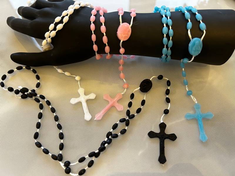 Rosenkranz Aus Kunststoff in Verschiedenen Farben | Rosa, Schwarz, Weiß Und Hellblau Rosa Hellblau Leuchten Im Dunkeln Rosenkranz Aus Kunststoff in Verschiedenen Farben | Rosa, Schwarz, Weiß Und Hellblau Rosa Hellblau Leuchten Im Dunkeln von HeiligerBimBamShop