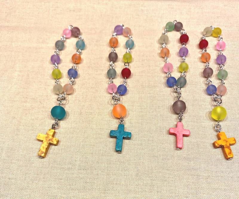 Rosenkranz Regenbogen - 10Er Aus Gefrosteten Glasperlen Mit Magnesitkreuz. Für Die Hand Oder Tasche von HeiligerBimBamShop