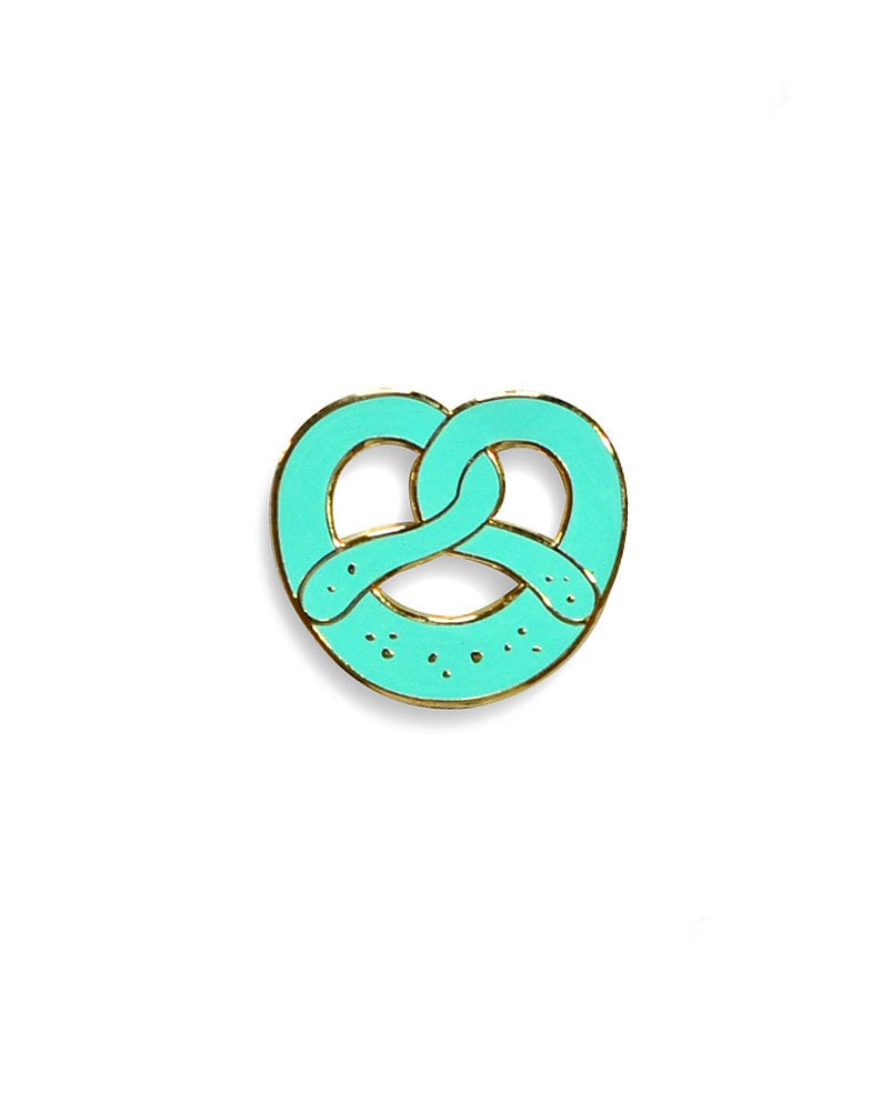 Brezen Anstecker // "Brezn Superpin" Mint-Türkis Brezel-Pin Brezen Anstecker // "Brezn Superpin" Mint-Türkis Brezel-Pin von Heimatformat